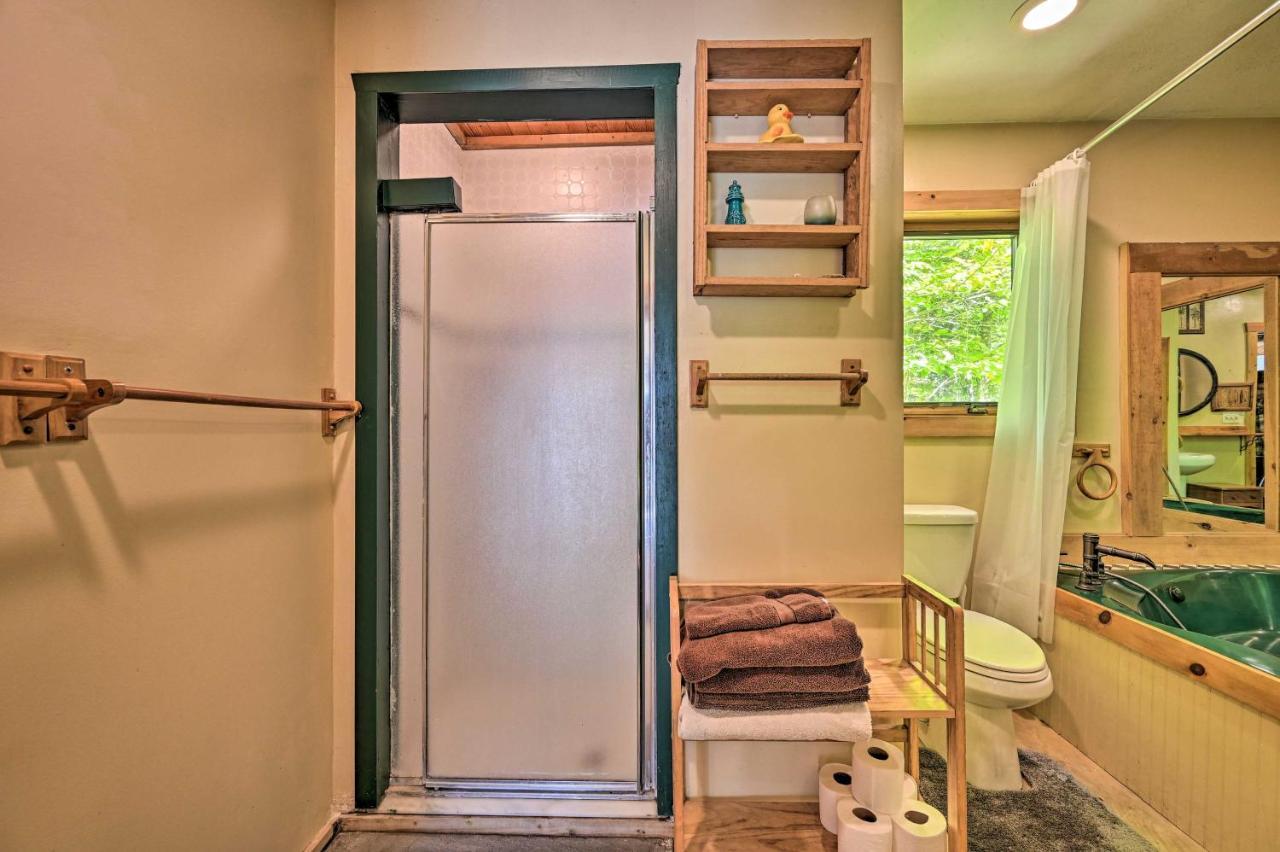 Remote Cabin With Fire Pit 3 Miles To Stowe Mtn! Exterior photo